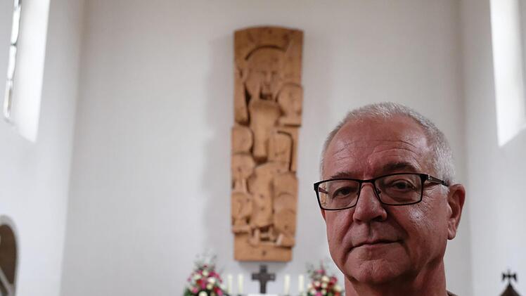 Nach fast 25 Jahren beim Gospelchor "Light in the Dark" macht Thomas Reuß jetzt Schluss. Sieben Jahre davon leitete der Windheimer Journalist den Chor, der aus dem Musikleben Rhön-Grabfelds nicht wegzudenken ist. Sein letztes Konzert dirigiert er am 15. Oktober. Gerhard Fischer