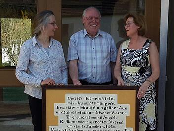 Der Psalm 23 als filigrane Laubsägearbeit: Arnim Waldau (Mitte) überreichte an Pfarrerin Daniele Roth (links) und die Vertrauensfrau der evangelischen Kirchengemeinde Wildflecken, Christine Gehrlein, ein ganz besonderes Objekt.Rolf Pralle