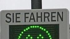 Auch in Schmeilsdorf sagt ein Smiley, ob das Tempo passt. Anwohner klagen oft über Raser, die Gemeinde Mainleus hat zwei dieser Überwachungsgeräte bereits gekauft.  Foto: Josef Hofbauer