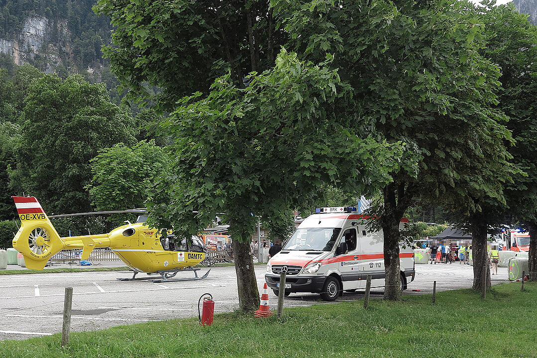Rennwagen verliert Kontrolle und rast in Zuschauer – mindestens sieben Verletzte in Oberbayern