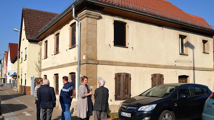 Annette Schäfer erläutert den Gästen aus den USA die Pläne zur Sanierung der ehemaligen jüdischen Schule.