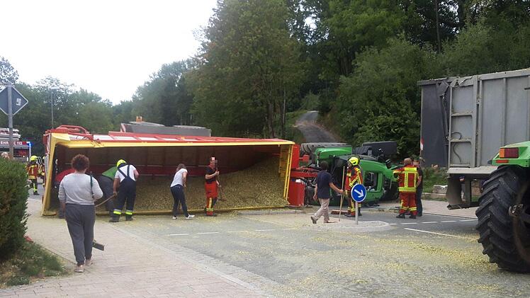 In Oberfranken geriet ein Traktor ins Schleudern und kippte um. In seinem Anh&auml;nger hatte er Mais geladen, der sich auf der Staatsstra&szlig;e 2163 &uuml;ber die komplette Fahrbahn ergoss. Zur Bergung musste die Feuerwehr ausr&uuml;cken.  Foto: NEWS5 / Holzheimer