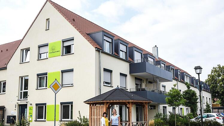 Die Quartiersmanagerinnen Katja Brade (links) und Nadja Motschmann haben ihr Büro im Erdgeschoß des Doppelhauses "In der Heimat wohnen". Sie sind Ansprechpartnerinnen für Senioren und Menschen mit Behinderung, wenn diese Hilfestellung für ihr selbstbestimmtes tägliches Leben benötigen. Foto: Rosi Jörig/promedia