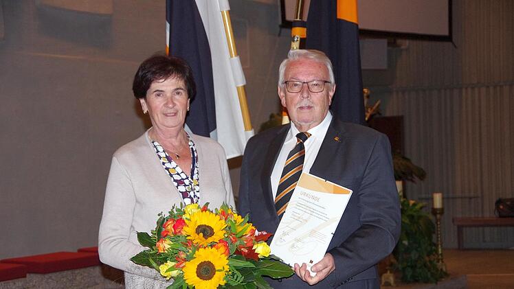 Der scheidende Vorsitzende, Heiner Fuchs, uns seine  Nachfolgerin Helga Kaiser.