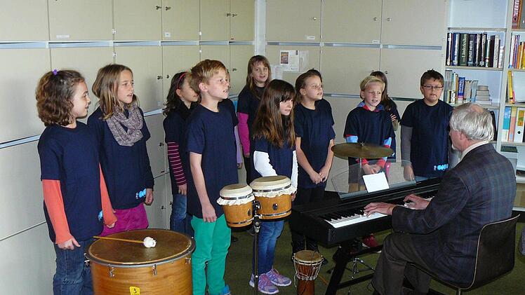 Musikalisch hieß der Grundschulchor um Heiner Beyer die Schulleiterin Ursula Schröppel willkommen. Foto: Klaus-Peter Wulf