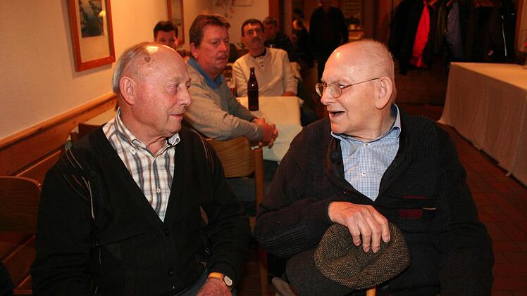 Zwei Gründungsmitglieder des FSV Weingartsgreuth tauschen Erinnerungen aus: Georg Dietsch (l.) und Hans Weichlein Foto: Evi Seeger
