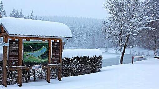 Viel Neuschnee gab es in der Nacht zum Freitag in den höheren Lagen des Frankenwaldes zu verzeichnen. Das Bild ist am Windheimer Freizeitsee entstanden. Foto: Veronika Schadeck