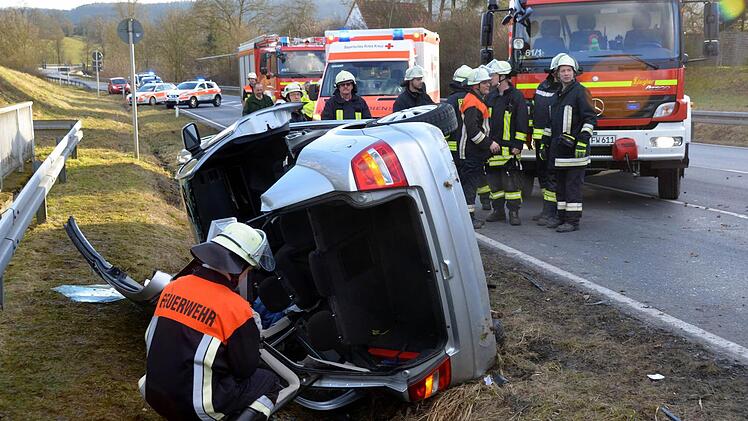 Vier Menschen wurden bei diesem Unfall zwischen Bad Bocklet und Aschach verletzt. Foto: Peter Rauch