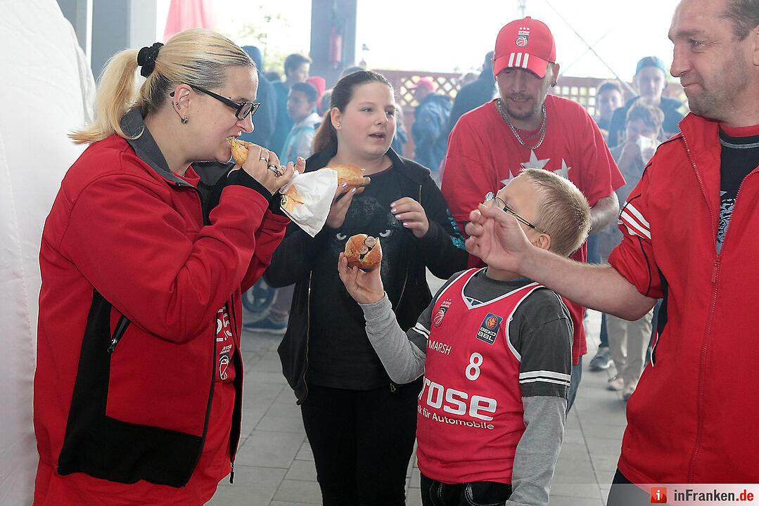 Brose FanParty 220615 16 Bratwuerste