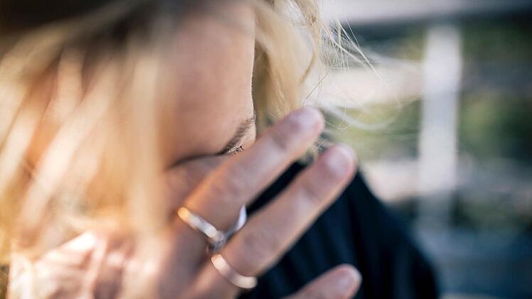 Eine Mutter trauert auch ein Jahr später noch um ihren Sohn, der in ihrem Bauch gestorben ist. In einer Selbsthilfegruppe finden sie und ihr Mann Kraft - und Mut für die Zukunft. Foto: Manuel Stark