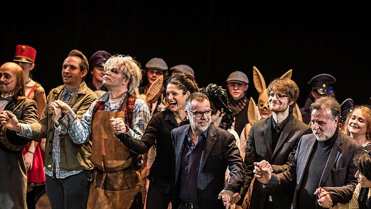 Reichlich Applaus gab es nach der Coburger Premiere der Familienoper "Pinocchio" am Landestheater für den Komponisten Pierangelo Valtinoni (vorne rechts) und seinen Textdichter Paolo Madron.Foto: Jochen Berger