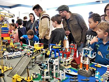 Eine 13 Meter lange Lego-Stadt wurde von den Ferienkindern erbaut. Foto: Sigismund von Dobschütz