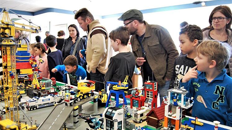 Eine 13 Meter lange Lego-Stadt wurde von den Ferienkindern erbaut. Foto: Sigismund von Dobschütz