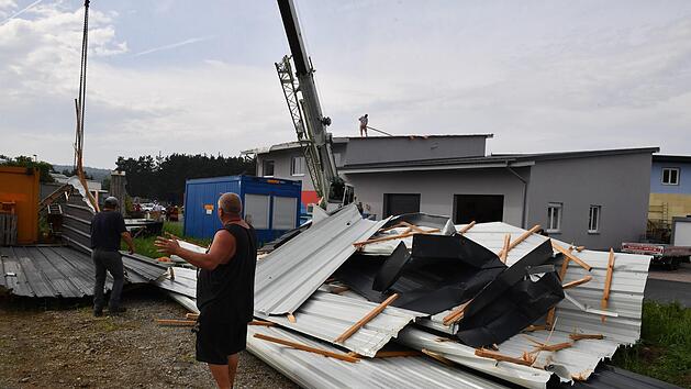 Abgedeckt vom Sturm - ein Hallendach in ErlachFoto: Ronald Rinklef