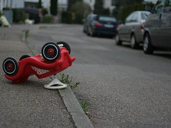 Eine Rentnerin verwechselte am Sonntag die Bremse mit dem Gaspedal. Symbolbild: hoffmann-tipsntrips/pixabay.com
