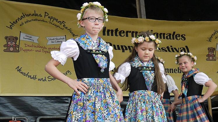 Die Trachtentanzgruppe der Grundschule Wildenheid-Haarbrücken gehört schon zum "Stammpersonal", wenn das Puppenfestival  eröffnet. Gestern präsentierten die Jungen und Mädchen vier Tänze. - Foto: Berthold Köhler
