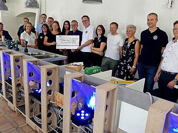 Spendenübergabe der Kulmbacher Serviceclubs im Juz; im Bild (von links) Landrat Klaus Peter Söllner, Stefan Lehner, Rosi Müller, Matthias Schmidt, Sigrid Daum, Jürgen Ziegler, Sabine Knobloch, Anna Müller, Hans-Peter Brendel, Ralf Neuber, Nicole Neuber, Christian Alexy, Stella Hanft, Thomas Baumgärtner und Andreas Schmidt  Foto: Dieter Hübner