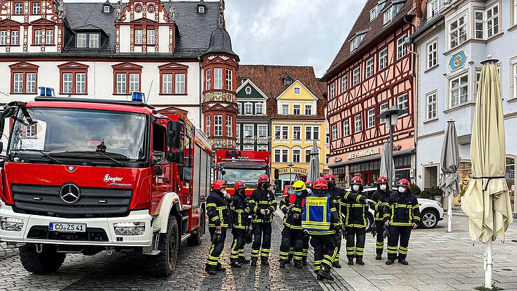 Großeinsatz auf dem Marktplatz in Coburg - hier: Lagebesprechung der zahlreichen Einsatzkräfte