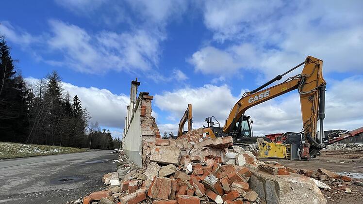 Der  Abriss der Gebäude der  ehemaligen Philipp Vorndran Holzwerke hat längst begonnen. Foto: Sebastian Schmitt