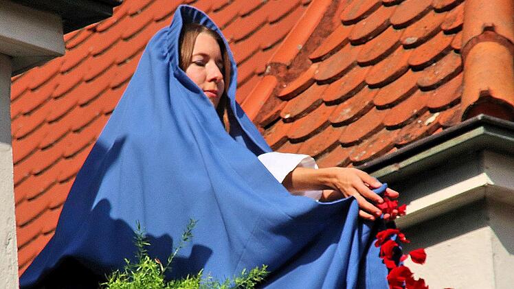 Maria bleibt stumm, aber sie fängt die Kanonenkugeln der Schweden auf und sie streut Rosenblätter. Bei dieser Szene gab es bei einigen Zuschauern sogar Tränen vor Rührung.