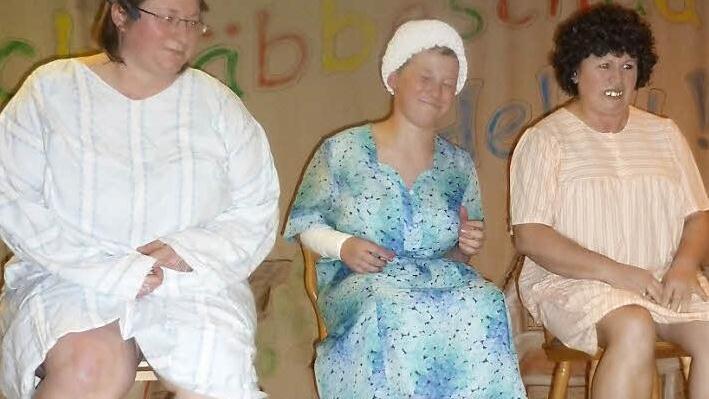 Eine Einweisung in die Körperhygiene erhielten diese "Bedürftigen" von Pflegerin Manuela.  Fotos: p
