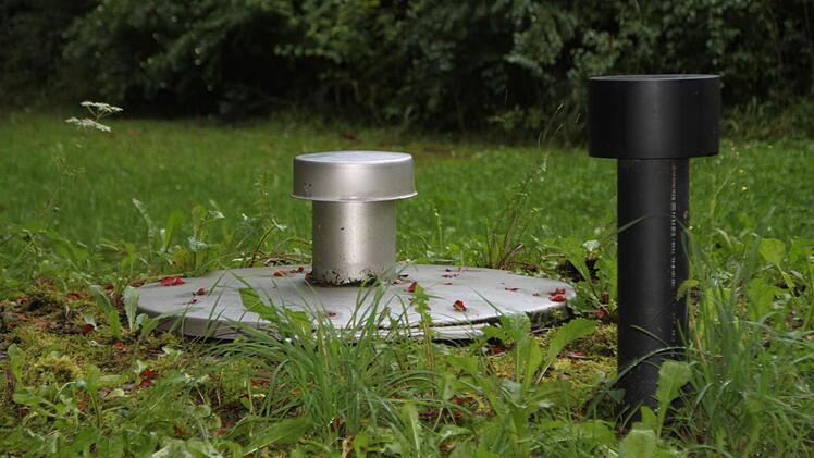 Unter diesem unscheinbaren Deckel verbirgt sich die technische Anlage.