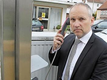 Die Gemeinde hat abgelehnt: Vorerst bleibt das letzte öffentliche Telefon in Marktgraitz an Ort und Stelle. Bürgermeister Jürgen Partheymüller will das Telefon als Notrufstelle behalten.  Fotos: Thomas Heuchling