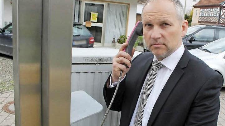 Die Gemeinde hat abgelehnt: Vorerst bleibt das letzte öffentliche Telefon in Marktgraitz an Ort und Stelle. Bürgermeister Jürgen Partheymüller will das Telefon als Notrufstelle behalten.  Fotos: Thomas Heuchling