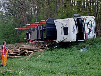 Ein Sattelzug mit Holzladung legte sich am Freitagmorgen zwischen Dörflis und Neubrunn auf die Seite: Zum Glück passierte dem Fahrer nichts, der Schaden ist mit 10.000 Euro, wie ihn die Polizeiinspektion Ebern schätzte, allerdings hoch. Foto: Günther Geiling