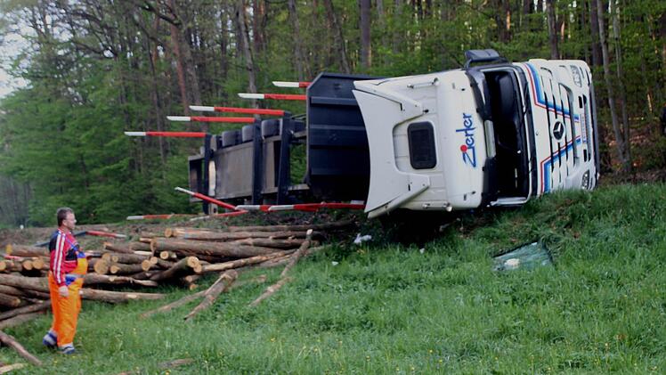 Ein Sattelzug mit Holzladung legte sich am Freitagmorgen zwischen Dörflis und Neubrunn auf die Seite: Zum Glück passierte dem Fahrer nichts, der Schaden ist mit 10.000 Euro, wie ihn die Polizeiinspektion Ebern schätzte, allerdings hoch. Foto: Günther Geiling