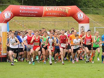 Und los geht's: Das Feld geht auf die Strecke des Hauptlaufs über 16,5 Kilometer.
