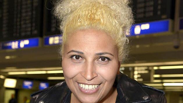 Patricia Blanco l&auml;chelt vor ihrer Abreise am Frankfurter Flughafen in die Kamera. Doch die Kandidatin vom Dschungelcamp 2015 wurde nach Informationen der Bild-Zeitung kurz von der Polizei festgenommen. Foto: Uwe Geisler/dpa