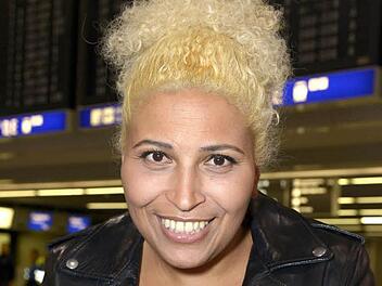 Patricia Blanco lächelt vor ihrer Abreise am Frankfurter Flughafen in die Kamera. Doch die Kandidatin vom Dschungelcamp 2015 wurde nach Informationen der Bild-Zeitung kurz von der Polizei festgenommen. Foto: Uwe Geisler/dpa