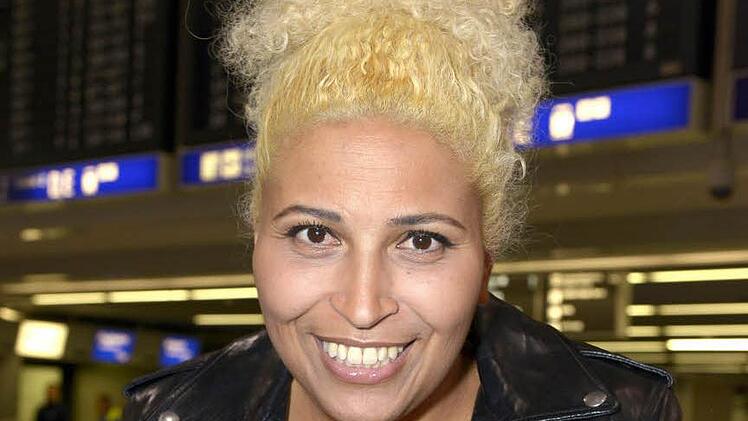 Patricia Blanco lächelt vor ihrer Abreise am Frankfurter Flughafen in die Kamera. Doch die Kandidatin vom Dschungelcamp 2015 wurde nach Informationen der Bild-Zeitung kurz von der Polizei festgenommen. Foto: Uwe Geisler/dpa
