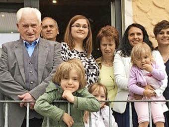 Michael Wunder (Dritter von links) feierte im Kreis seiner Familie. Foto: Ludwig Pötzinger