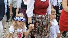 Dorothee Bär mit Nachwuchs - in original Haßberge-Tracht.