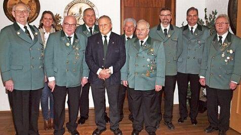 Erster Schützenmeister Erwin Kalb (Vierter von links) bedankte sich bei zahlreichen Mitgliedern für ihre Treue zur Schützengesellschaft.