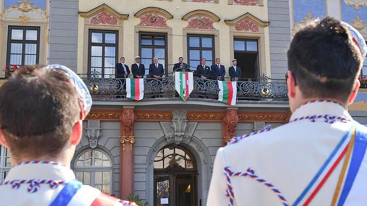 Impressionen vom Einzug am Freitagnachmittag.  Foto: Ronald Rinklef