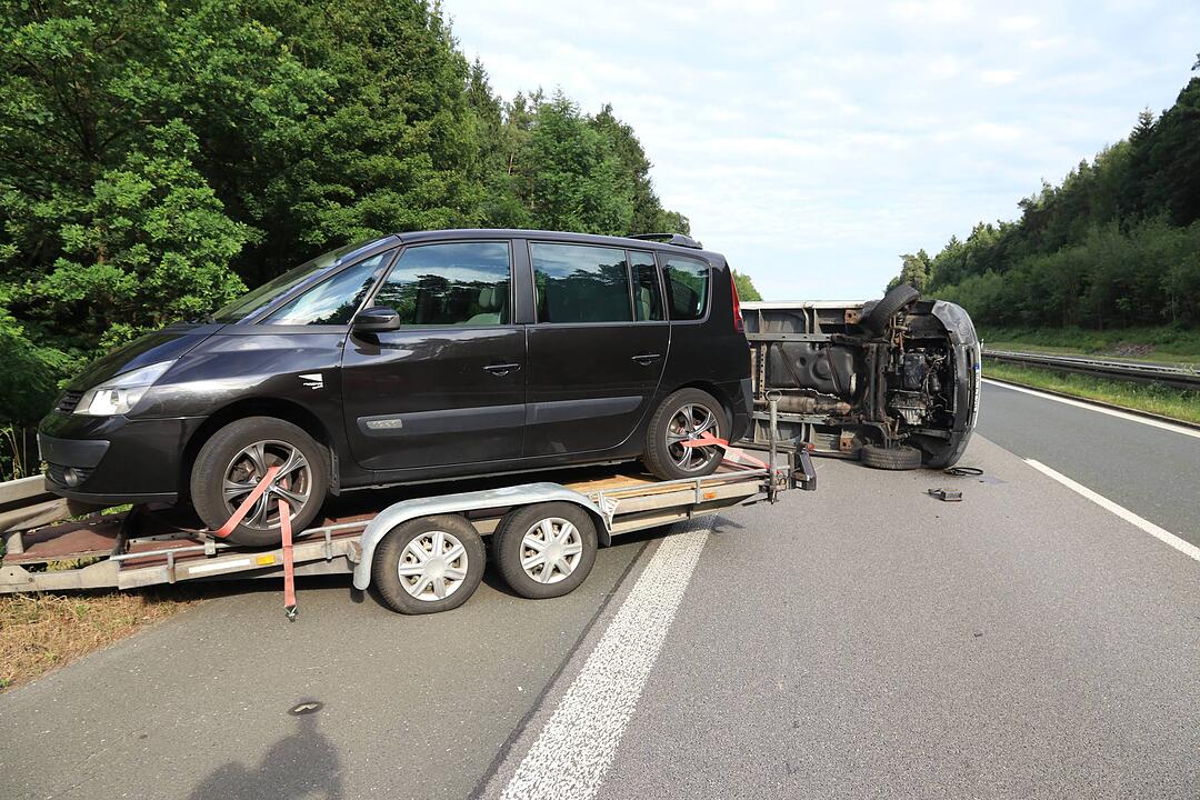 Transporter mit Anhänger kippt auf A73 bei Bamberg um