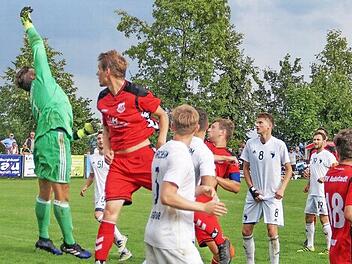 Christian Köttler (verdeckt hinter Andi Mönius, Nr. 19) schaut dem Ball nach, der zum 2:1 hinter Patrick Oeser einschlägt.  Fotos: Rudi Dümpert