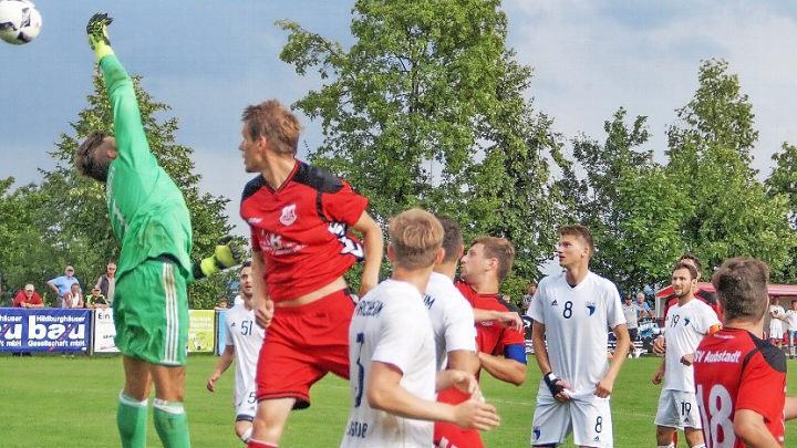Christian Köttler (verdeckt hinter Andi Mönius, Nr. 19) schaut dem Ball nach, der zum 2:1 hinter Patrick Oeser einschlägt.  Fotos: Rudi Dümpert