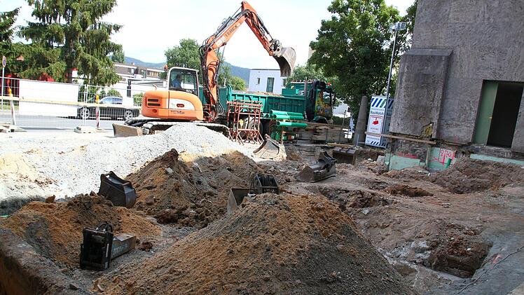 Das Landratsamt Kulmbach ist derzeit an mehreren Stellen eine Baustelle. Hier ein Blick auf den  Eingangsbereich. Foto: Jürgen Gärtner