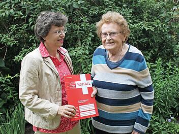 Bärbel Matiaske und Helga Kursawe wissen die Notfallmappe zu schätzen.  Foto: Carmen Schwind