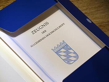 Wie der Schulleiter des KHG nun mitteilt, haben die Tatverdächtigen keineswegs bereits ihr Abi-Zeugnis erhalten. Karl-Josef Hildenbrand, dpa
