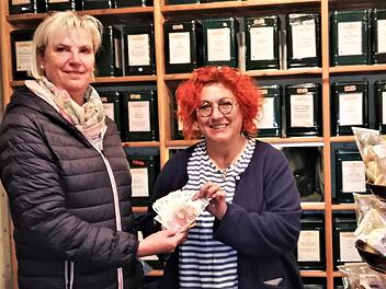 Teehaus-Inhaberin Manuela Katzenberger (rechts) übergibt Dagmar Ziegler die 1100 Euro als Weihnachtsspende für die Versteckten Engel.
