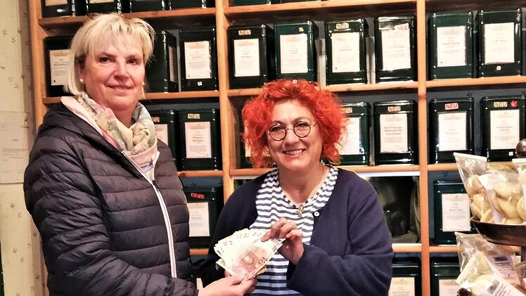 Teehaus-Inhaberin Manuela Katzenberger (rechts) übergibt Dagmar Ziegler die 1100 Euro als Weihnachtsspende für die Versteckten Engel.