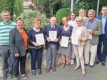 Für ihre Treue dankte der Vorstand den Geehrten mit einer Urkunde (v. l.): Peter Walter (Kassier), Silke Schür (Geschäftsführerin), Claudia Ringel, Gerhard Hentschel, Rosa Maria Lieberth, Petra Fiedler (Vorsitzende), Christa Pobel-Fetzer, Sabine T...