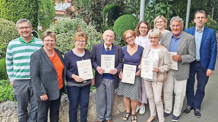Für ihre Treue dankte der Vorstand den Geehrten mit einer Urkunde (v. l.): Peter Walter (Kassier), Silke Schür (Geschäftsführerin), Claudia Ringel, Gerhard Hentschel, Rosa Maria Lieberth, Petra Fiedler (Vorsitzende), Christa Pobel-Fetzer, Sabine T...