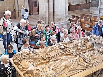 Bei ihrer Führung im Bamberger Dom besichtigten die Altenkunstadter Ausflügler das Grab von Kaiser Heinrich II. und seiner Frau Kunigunde. Die Ruhestätte gilt als spirituelle Sehenswürdigkeit des Sakralbaus.
