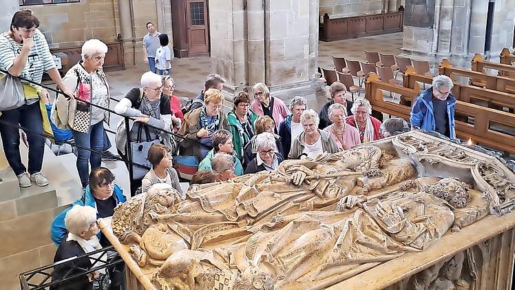 Bei ihrer Führung im Bamberger Dom besichtigten die Altenkunstadter Ausflügler das Grab von Kaiser Heinrich II. und seiner Frau Kunigunde. Die Ruhestätte gilt als spirituelle Sehenswürdigkeit des Sakralbaus.